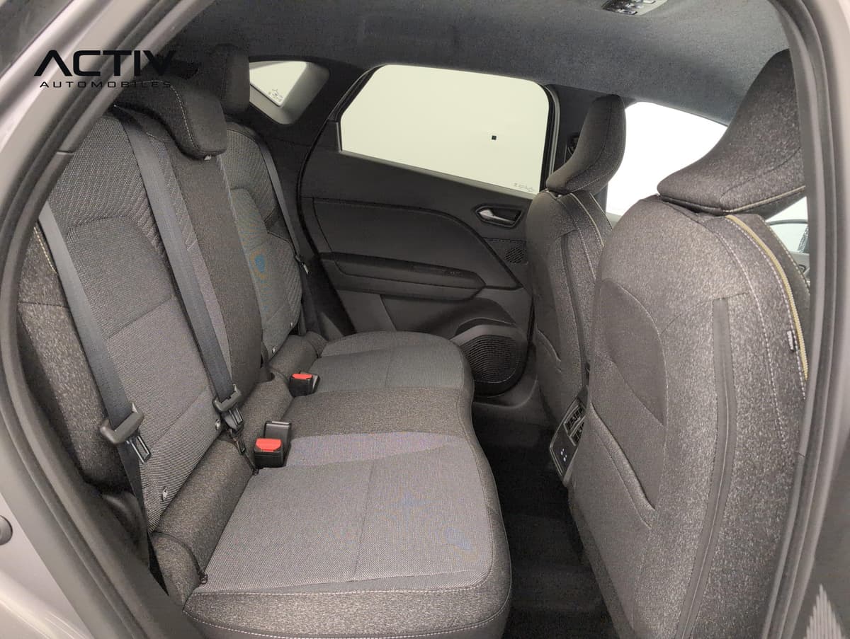 Renault Captur : banquette arrière en tissu gris foncé vue par la portière ouverte