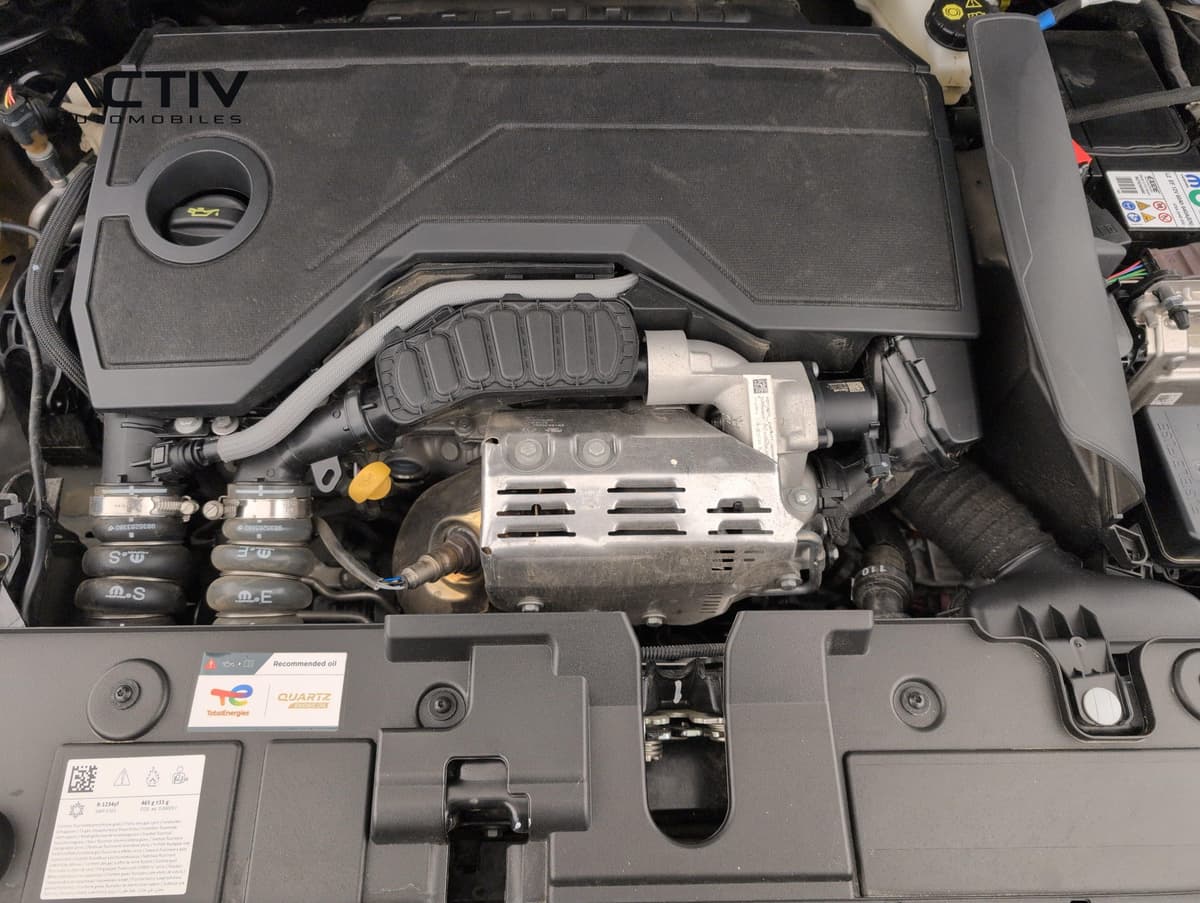 Citroën C4 : compartiment moteur ouvert avec cache moteur noir et bouchon d'huile