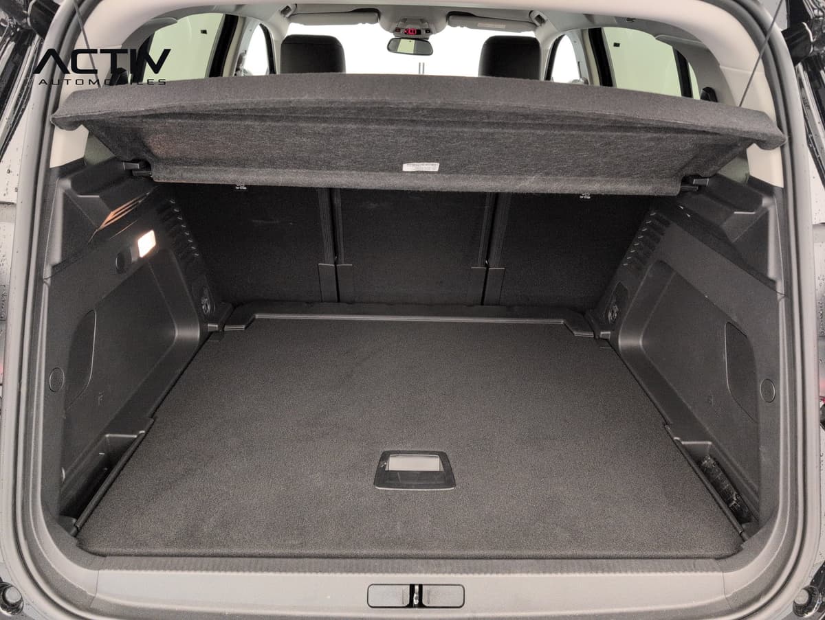 Citroën C5 Aircross : coffre ouvert avec plancher plat moquetté et cache-bagages en place