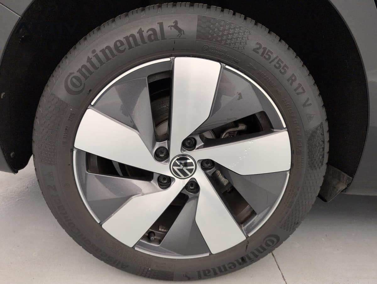 Volkswagen Passat : jante alliage bicolore à cinq branches avec pneu Continental