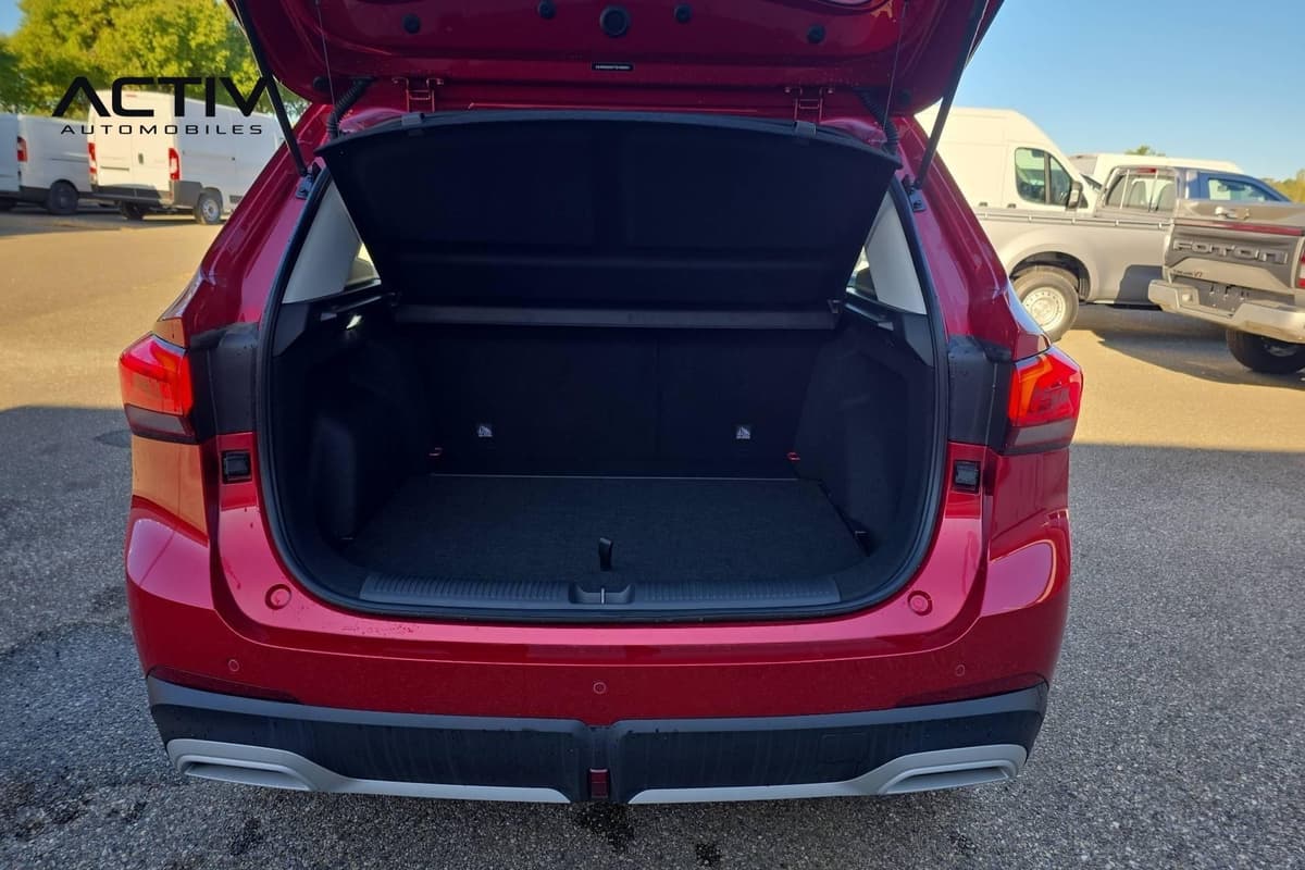 Mg ZS : coffre ouvert avec plancher plat et moquette noire