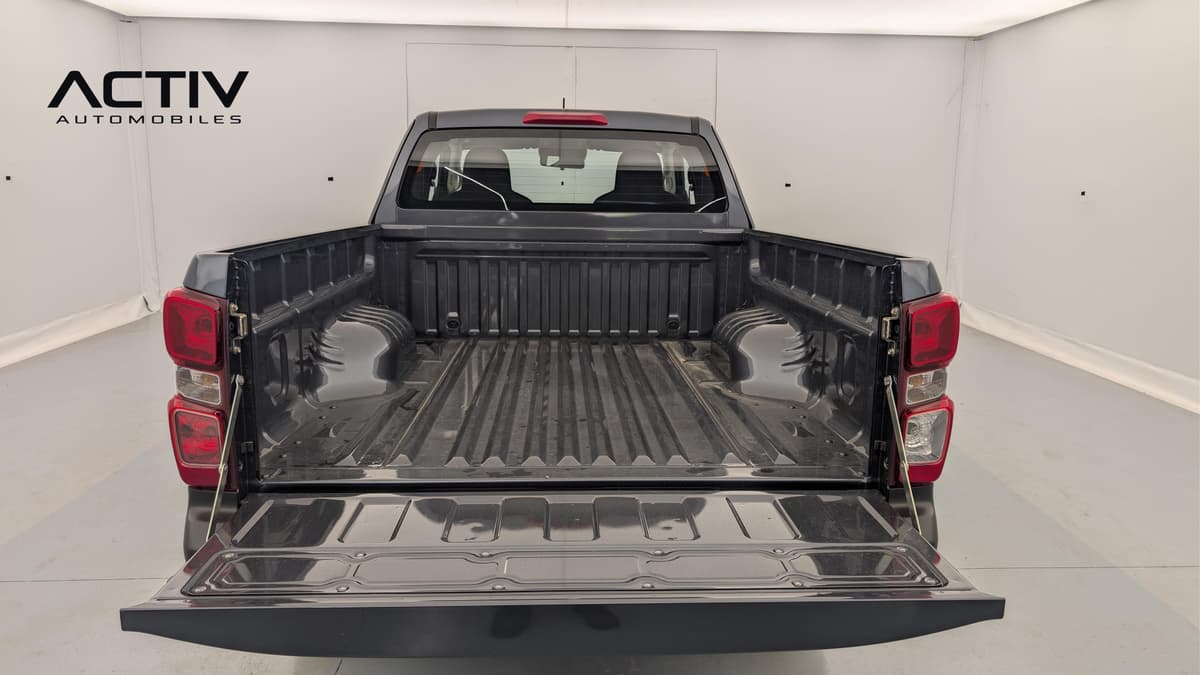 Isuzu D-MAX : plateau de benne vu de l'arrière avec hayon abaissé