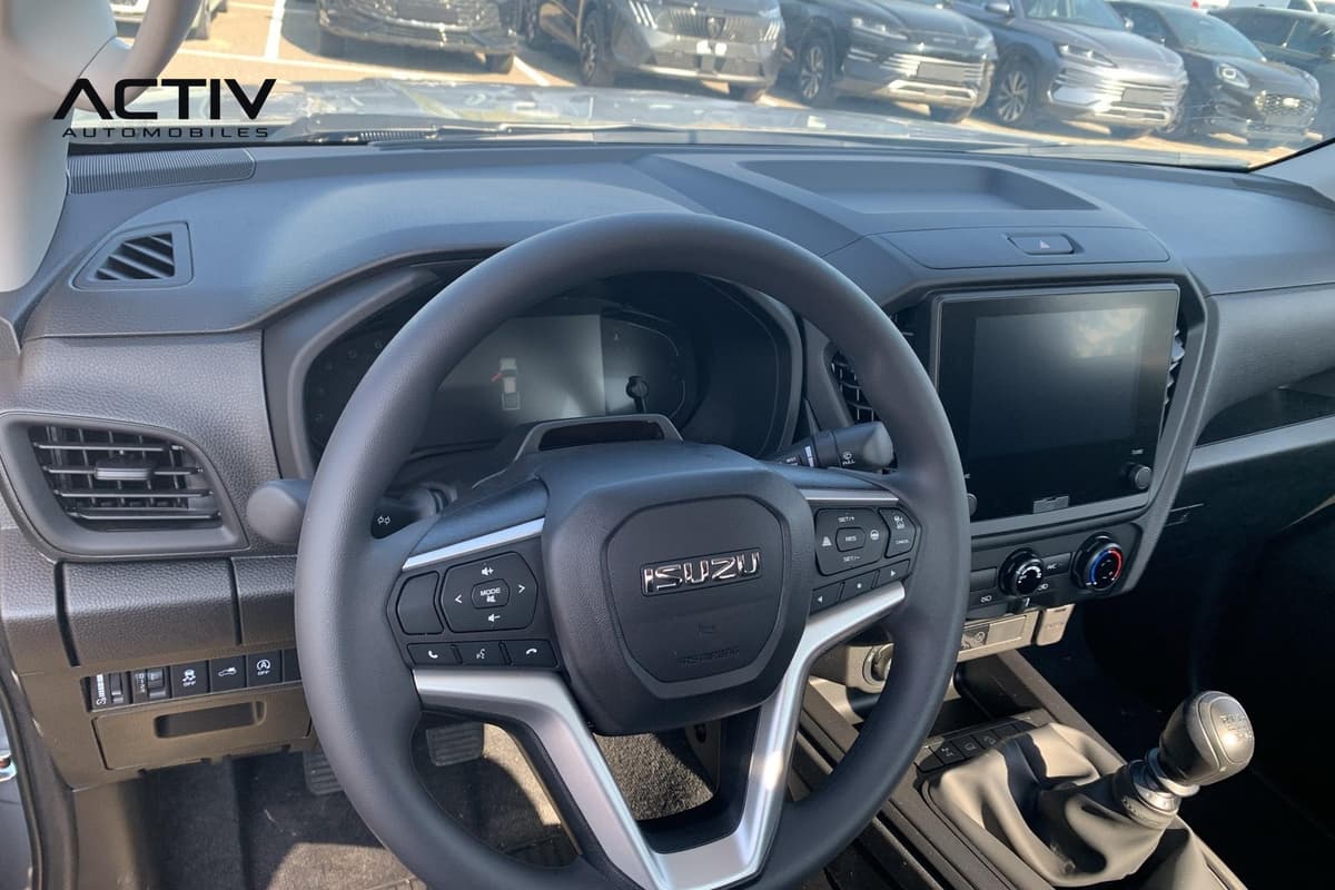 Isuzu D-MAX : planche de bord avec volant, écran tactile et levier de vitesses manuel