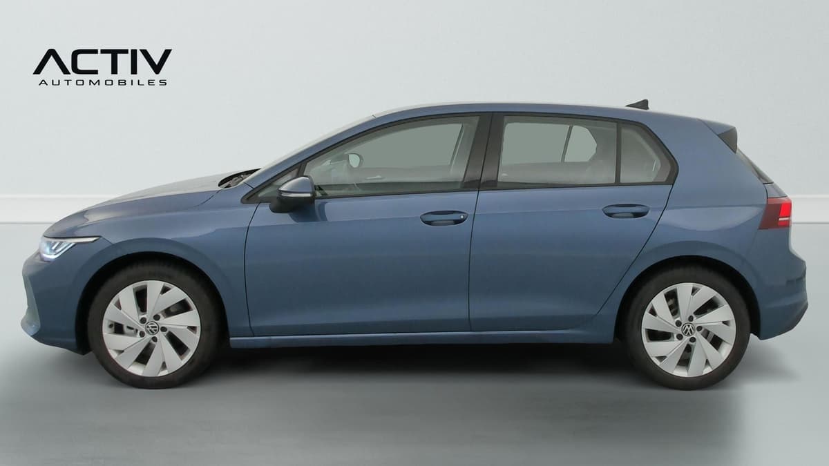 Volkswagen Golf 8 : profil gauche de la berline bleue avec jantes alliage et rétroviseur