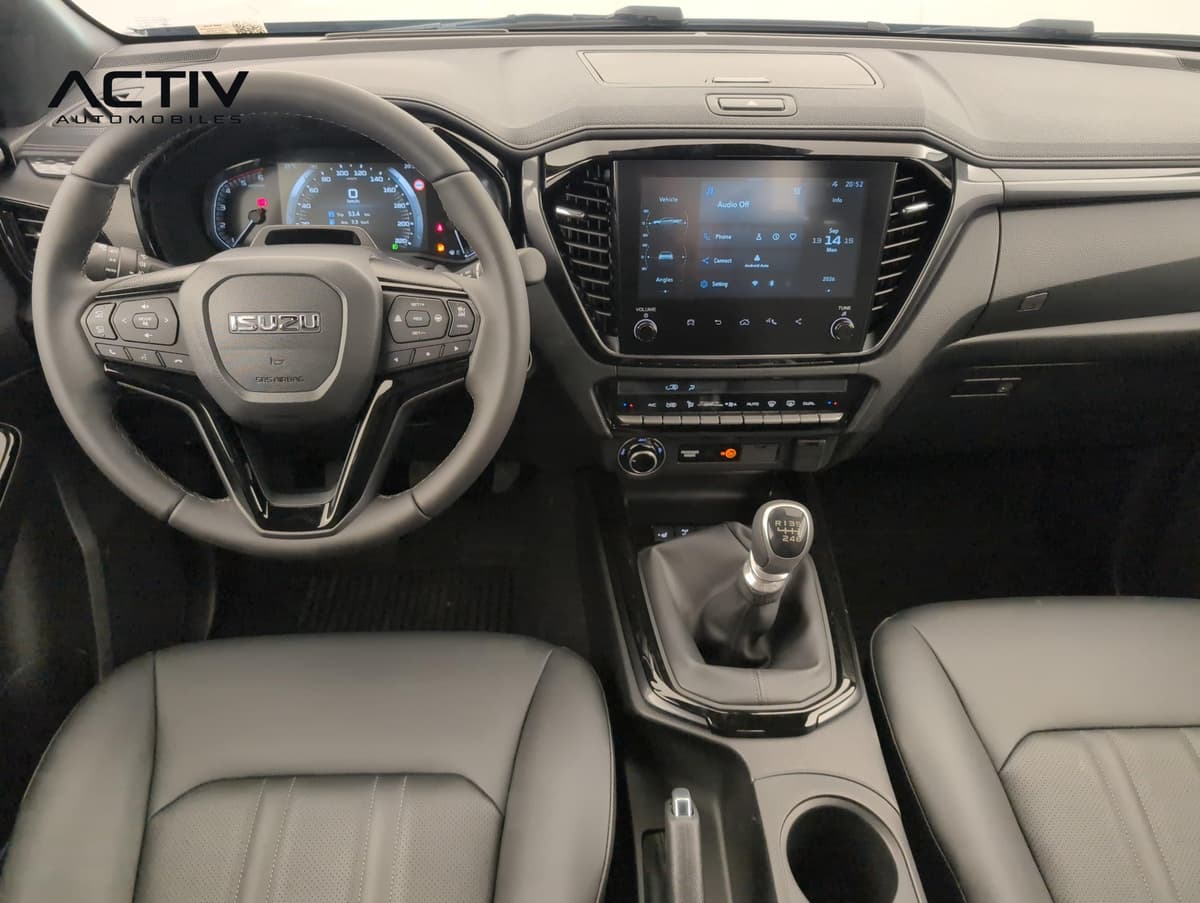 Isuzu D-MAX : planche de bord avec écran tactile, volant et levier de vitesses manuel