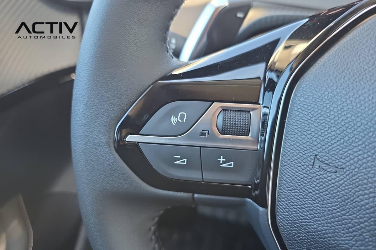 Peugeot 208 : commandes multimédia au volant avec molette et touches de volume