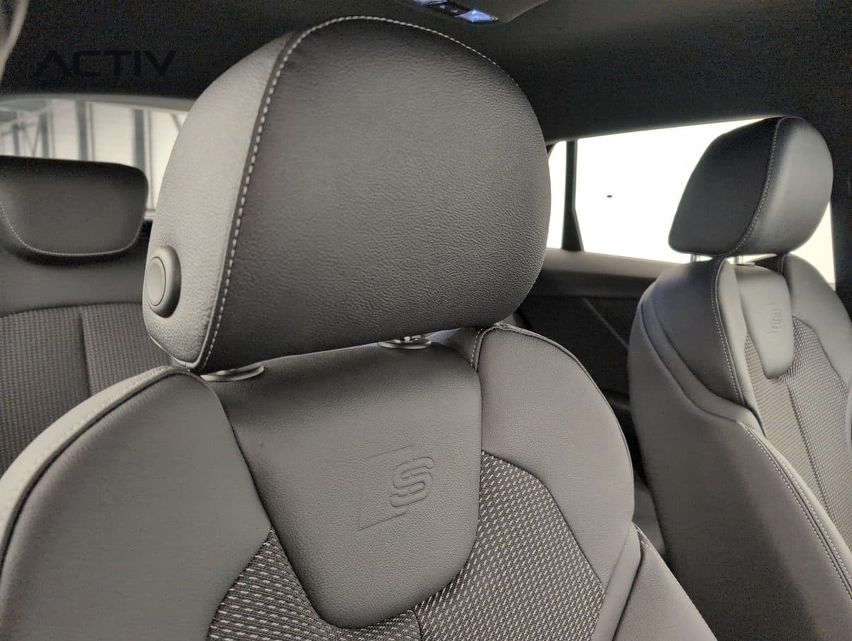 Audi Q2 : sièges avant sport noirs en cuir et tissu avec monogramme S sur le dossier