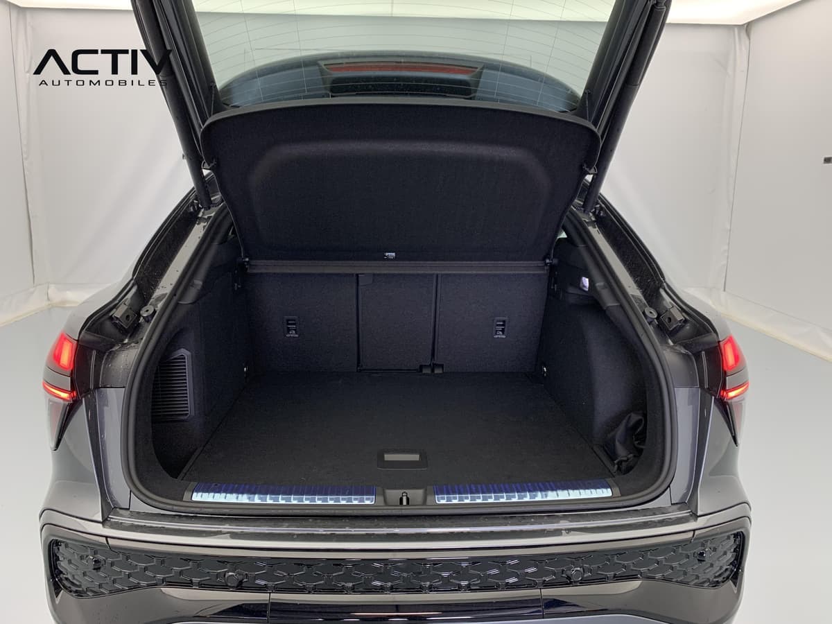 Audi Q3 Sportback Hybride : coffre ouvert avec plancher plat et tablette arrière relevée