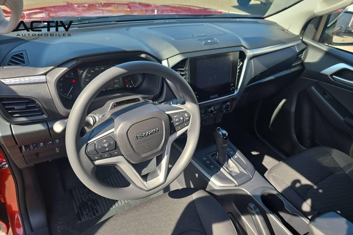 Isuzu D-MAX : habitacle avant côté conducteur avec volant, écran tactile et levier de vitesses