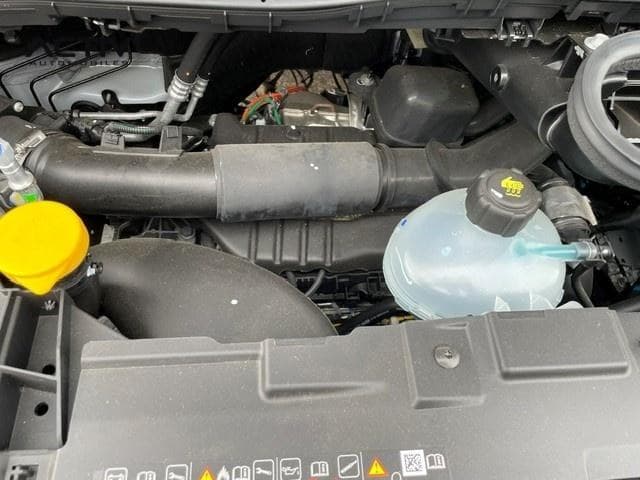 Renault Master Fourgon : compartiment moteur capot ouvert avec vase d'expansion et bouchon jaune