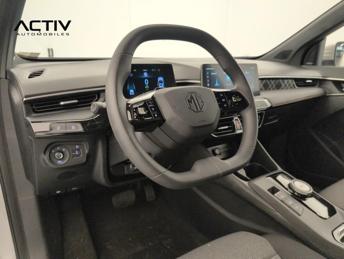 Mg MG3 : poste de conduite avec volant à commandes, compteur numérique et écran tactile