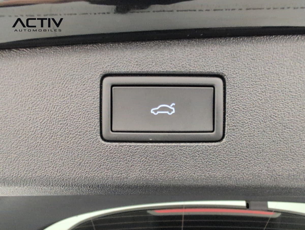Volkswagen Tiguan : bouton de fermeture du hayon sur la garniture grainée du coffre