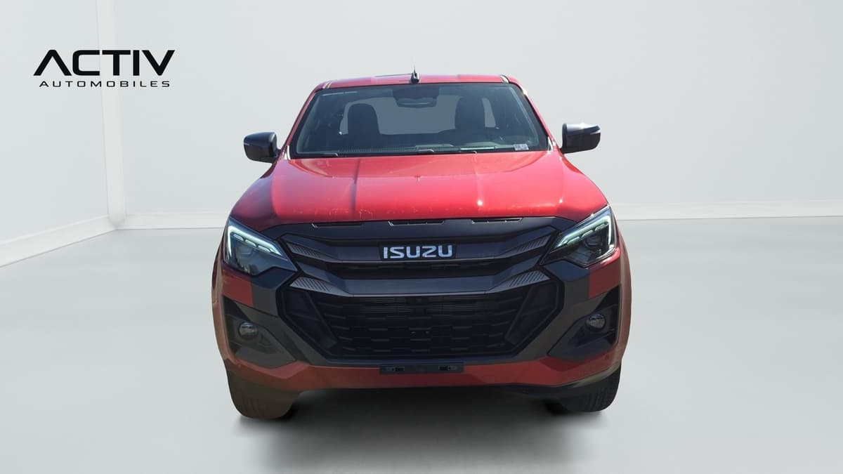 Isuzu D-MAX : face avant avec grande calandre noire, optiques fines et rétroviseurs noirs