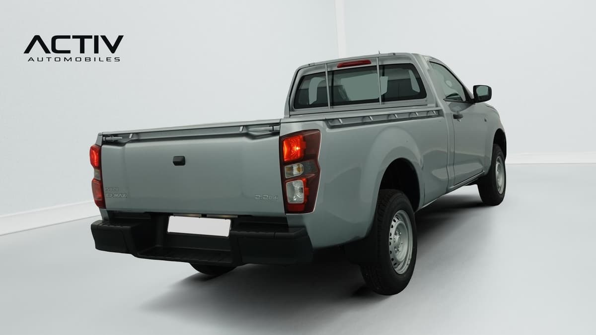 Isuzu D-MAX : arrière trois quarts droit du pick-up avec hayon, feu arrière et jante acier