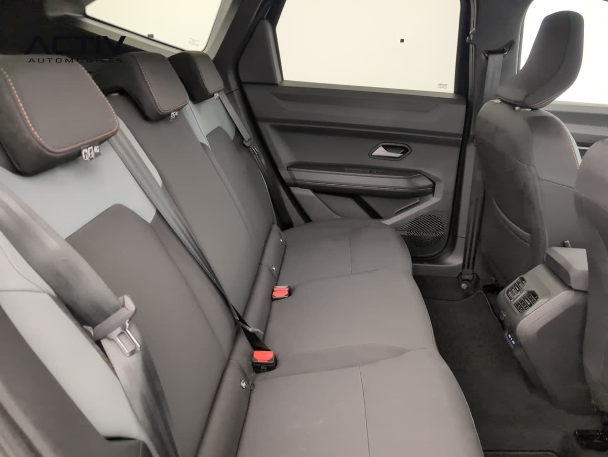 Dacia Bigster : banquette arrière en tissu gris et noir vue depuis la place arrière gauche