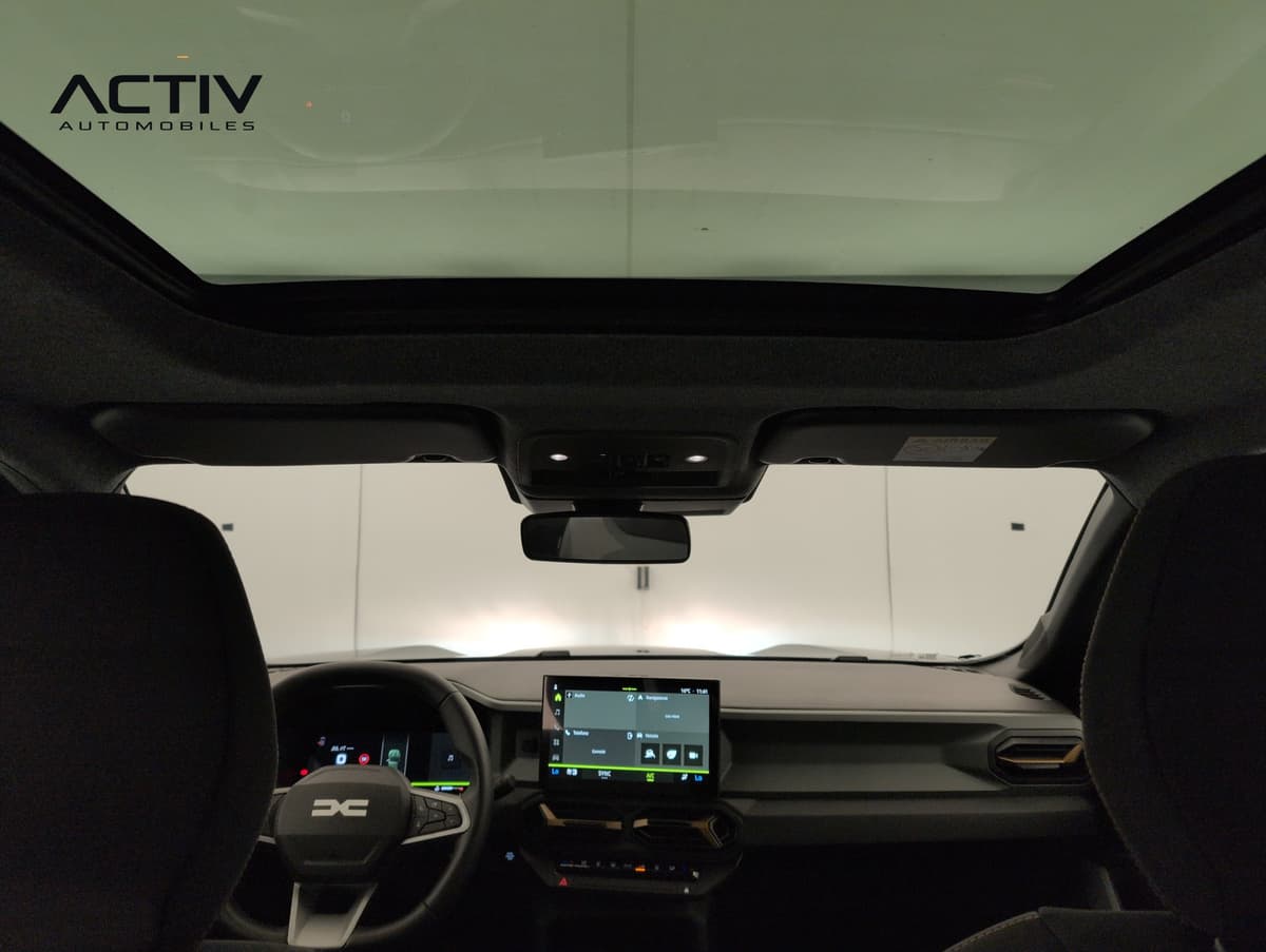 Dacia Bigster : toit vitré vu de l'intérieur, avec la planche de bord et l'écran en dessous