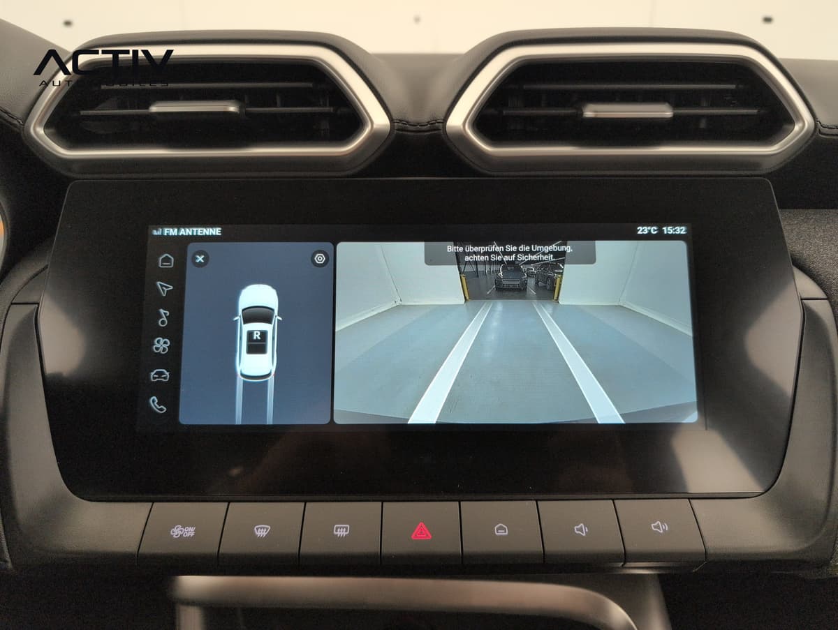 Mg ZS : écran tactile affichant l'image de la caméra de recul entre deux aérateurs