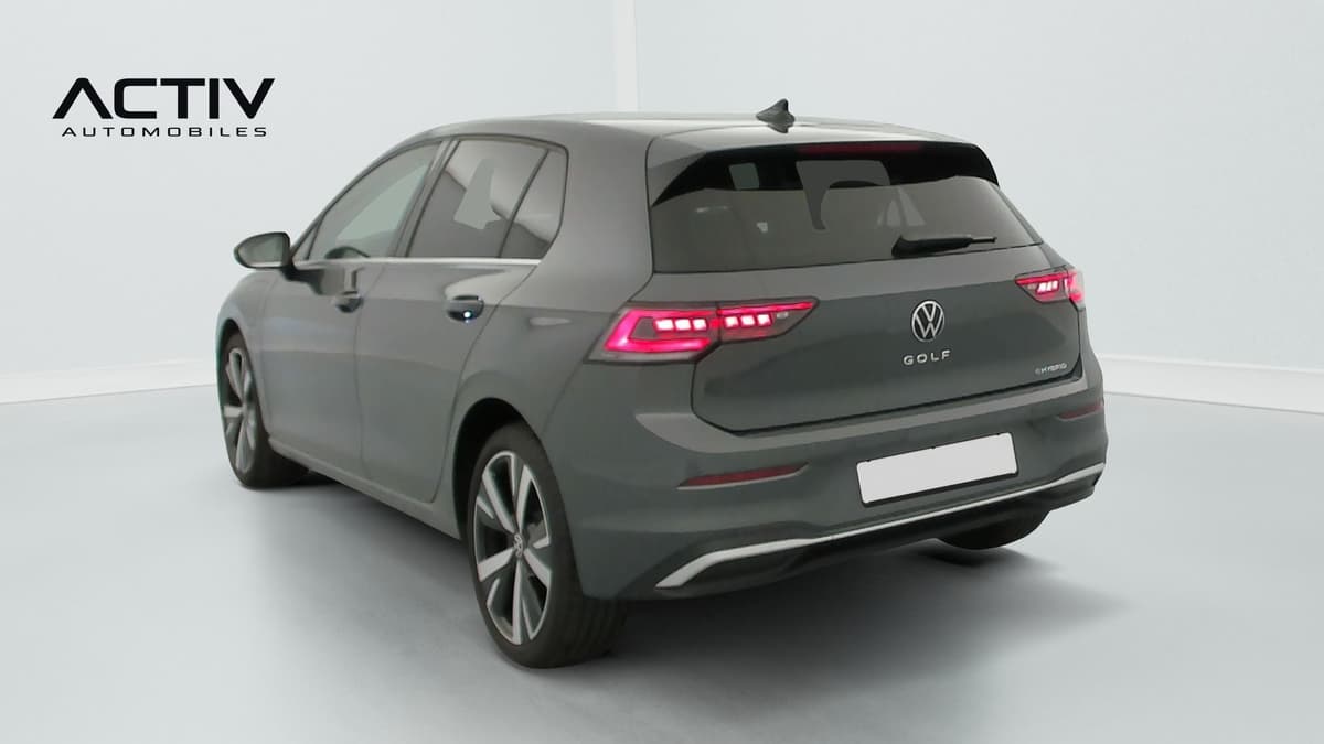 Volkswagen Golf : vue arrière trois quarts gauche, feux à LED et jantes alliage