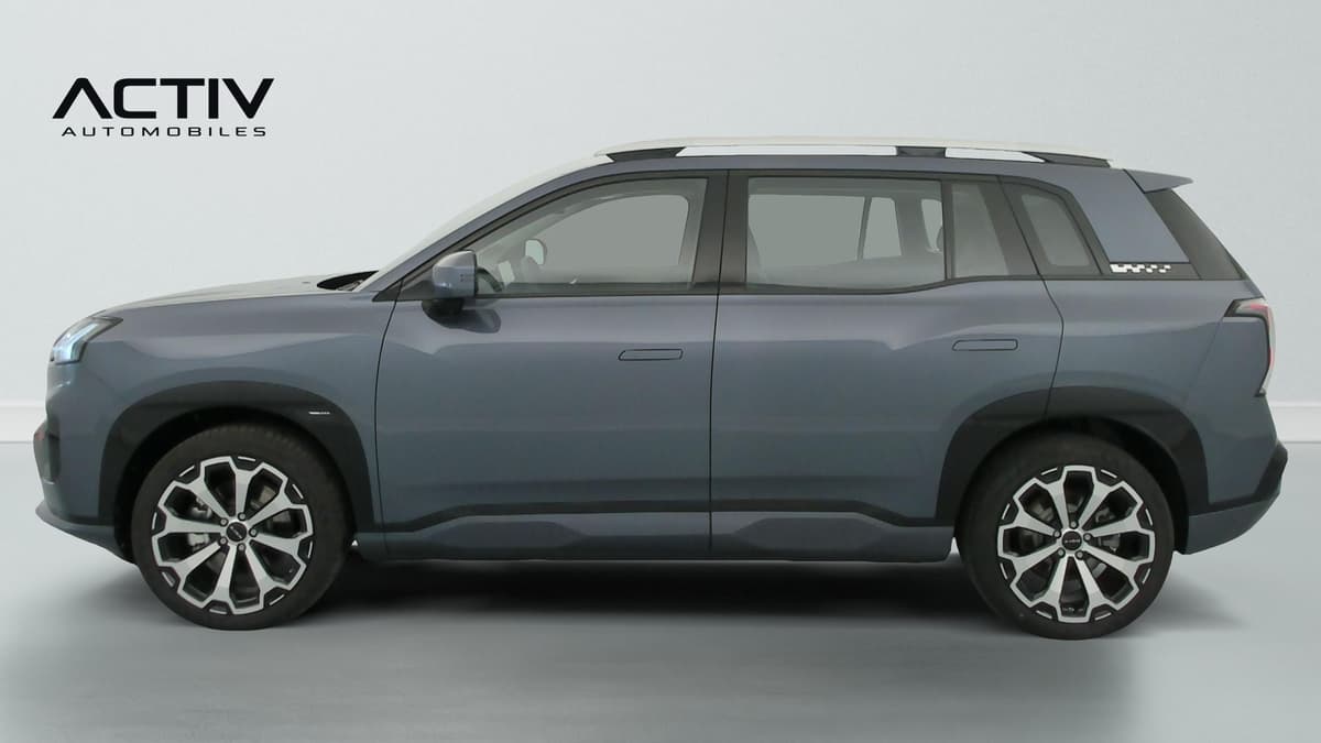 Aion V : profil gauche du SUV gris avec jantes bicolores et barres de toit