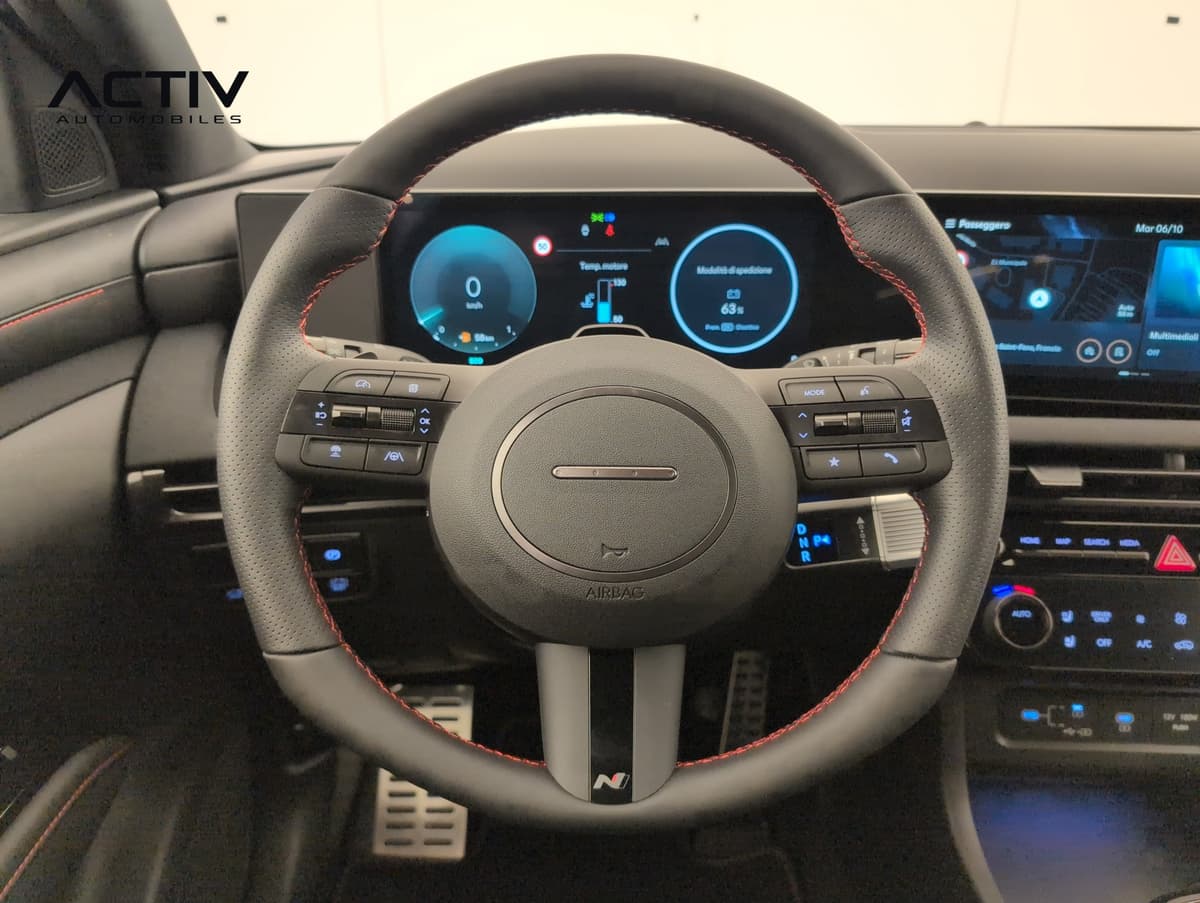 Hyundai Tucson : volant sport gainé de cuir avec surpiqûres rouges et commandes intégrées