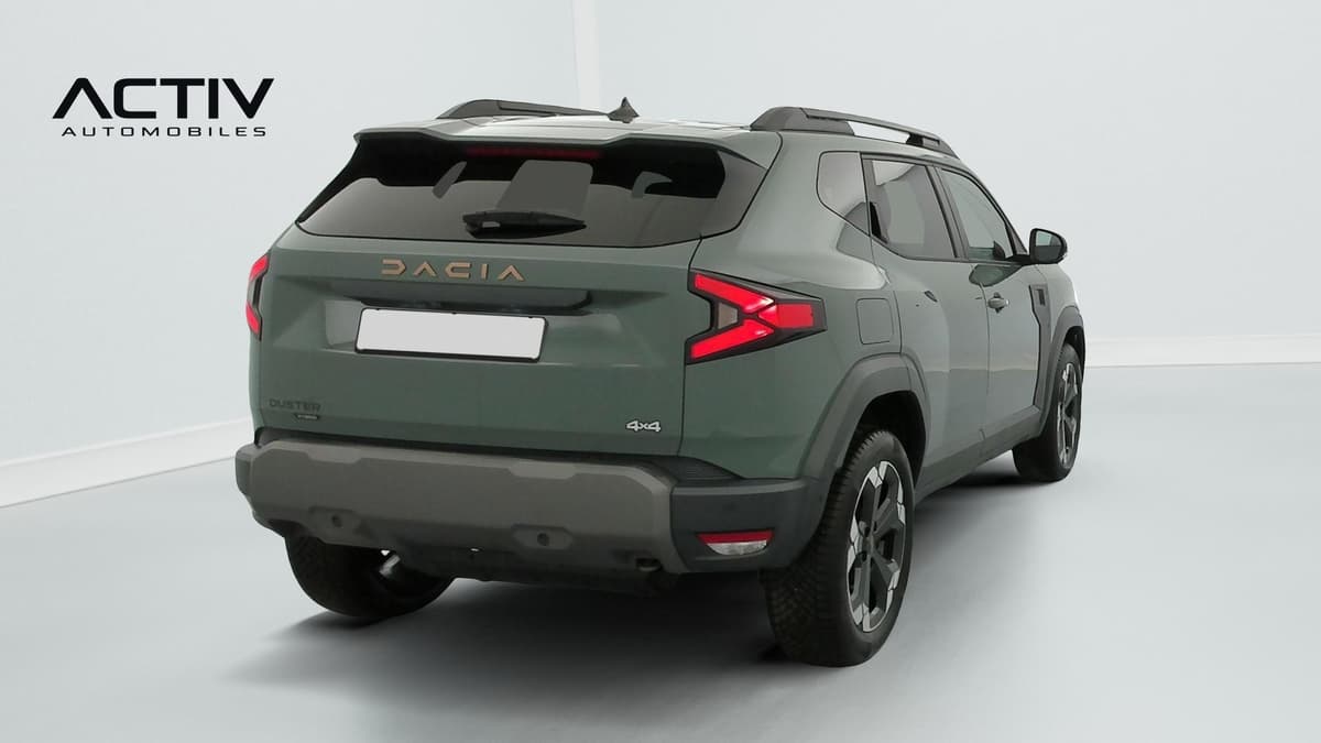 Dacia Duster : vue arrière trois quarts droit d'un SUV kaki avec barres de toit et feux à LED