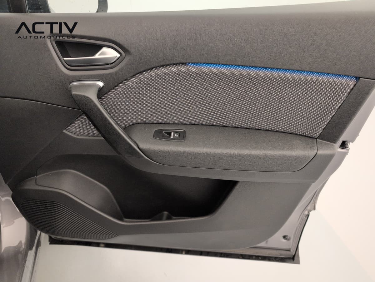 Renault Captur : panneau de porte avec insert en tissu, liseré bleu et commande de lève-vitre