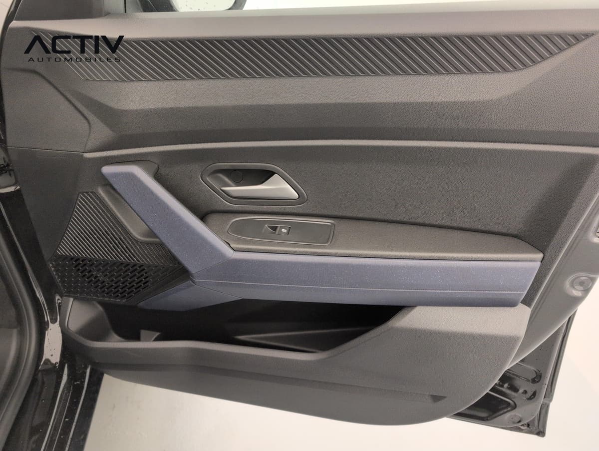 Dacia Duster : panneau de porte noir avec insert bleu, poignée et commande de lève-vitre