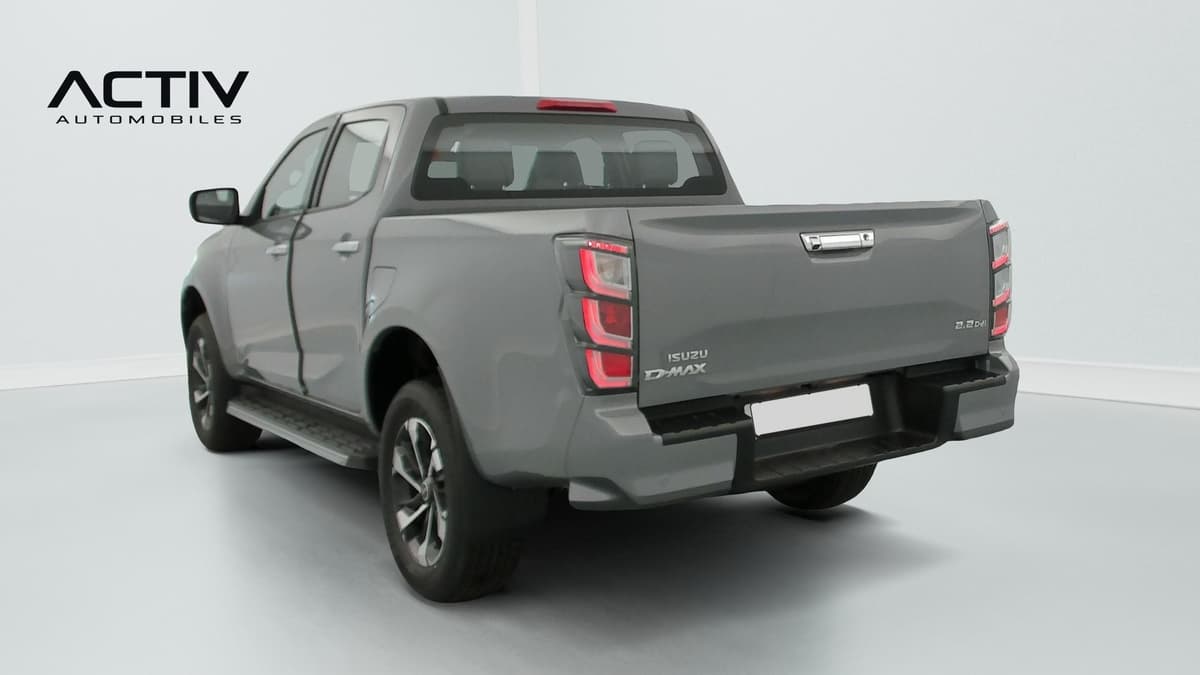 Isuzu D-MAX : arrière trois quarts gauche du pick-up avec hayon, feux arrière et marchepied latéral