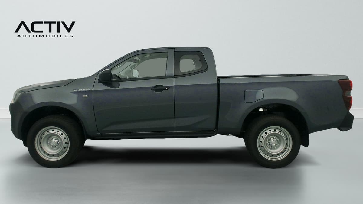 Isuzu D-MAX : profil gauche d'un pick-up gris foncé à cabine allongée avec jantes tôle
