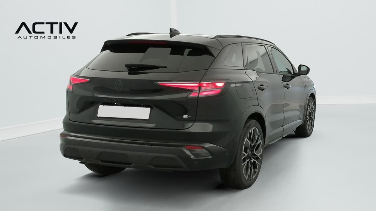 Renault Austral : vue arrière trois quarts droit avec feux à LED et jantes alliage foncées