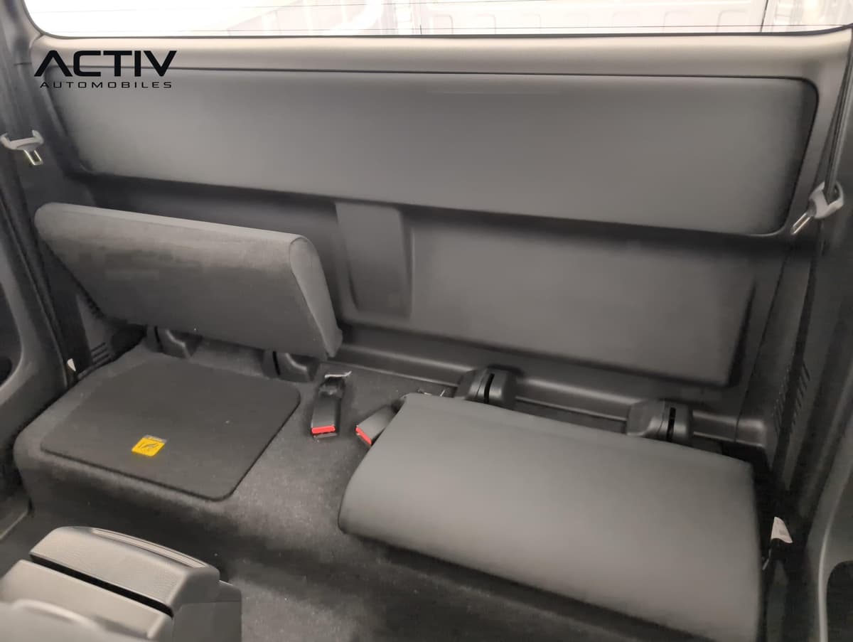 Isuzu D-MAX : assises relevables de l'arrière de la cabine avec boucles de ceinture