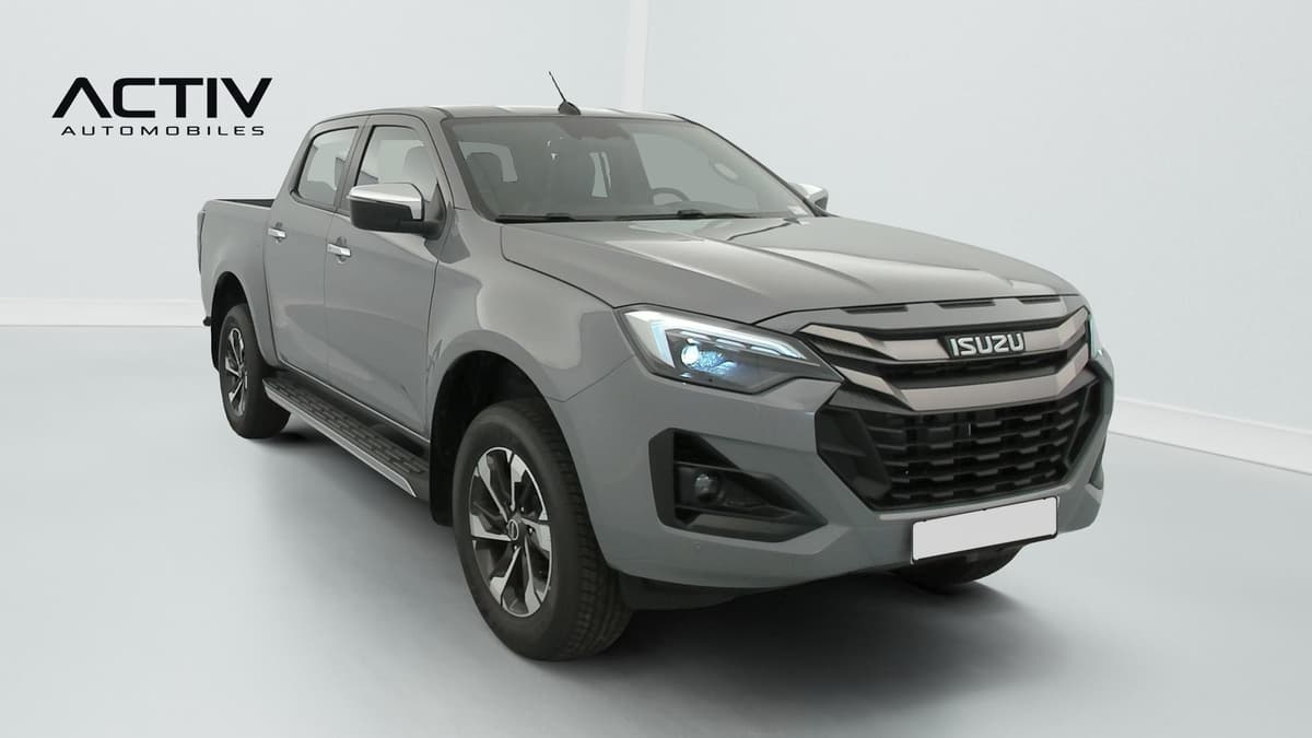 Isuzu D-MAX : pick-up gris vu de trois quarts avant droit, avec marchepieds et jantes alliage