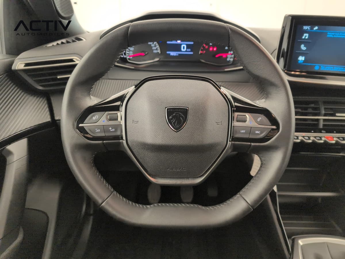 Peugeot 2008 : volant compact avec commandes intégrées devant le combiné d'instruments