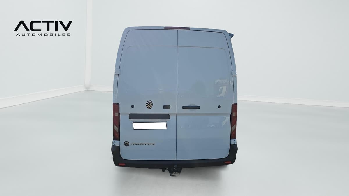 Renault Master Fourgon : face arrière avec portes battantes tôlées et feux verticaux