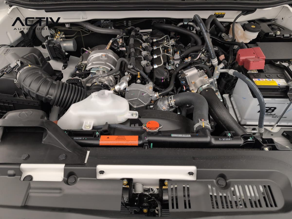 Isuzu D-MAX : compartiment moteur diesel avec batterie, vase d'expansion et durites