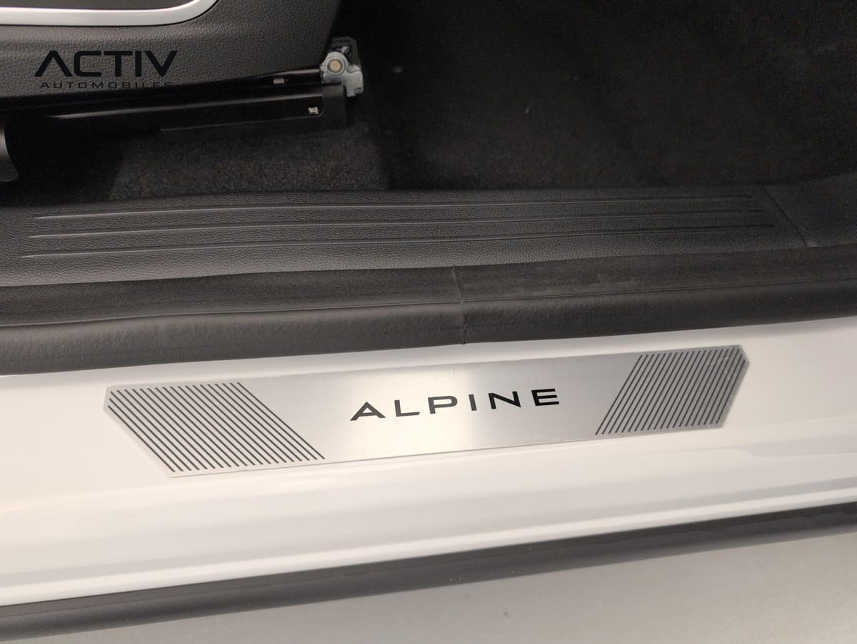 Renault Austral : seuil de porte avec plaque métallique siglée Alpine