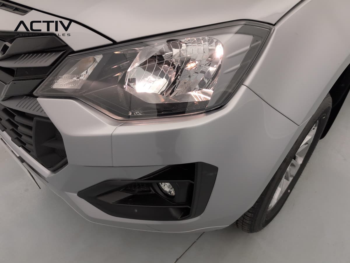 Isuzu D-MAX : phare avant halogène allumé avec antibrouillard intégré au pare-chocs