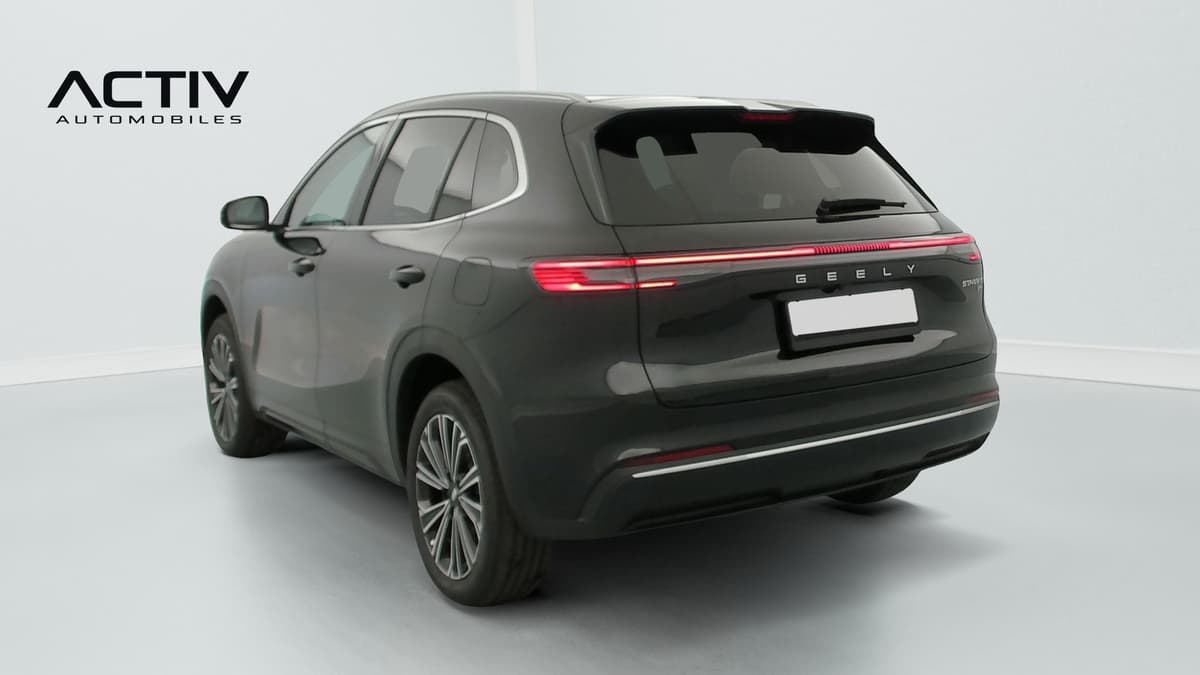 Geely Starray : arrière trois quarts gauche avec bandeau de feux et jantes alliage