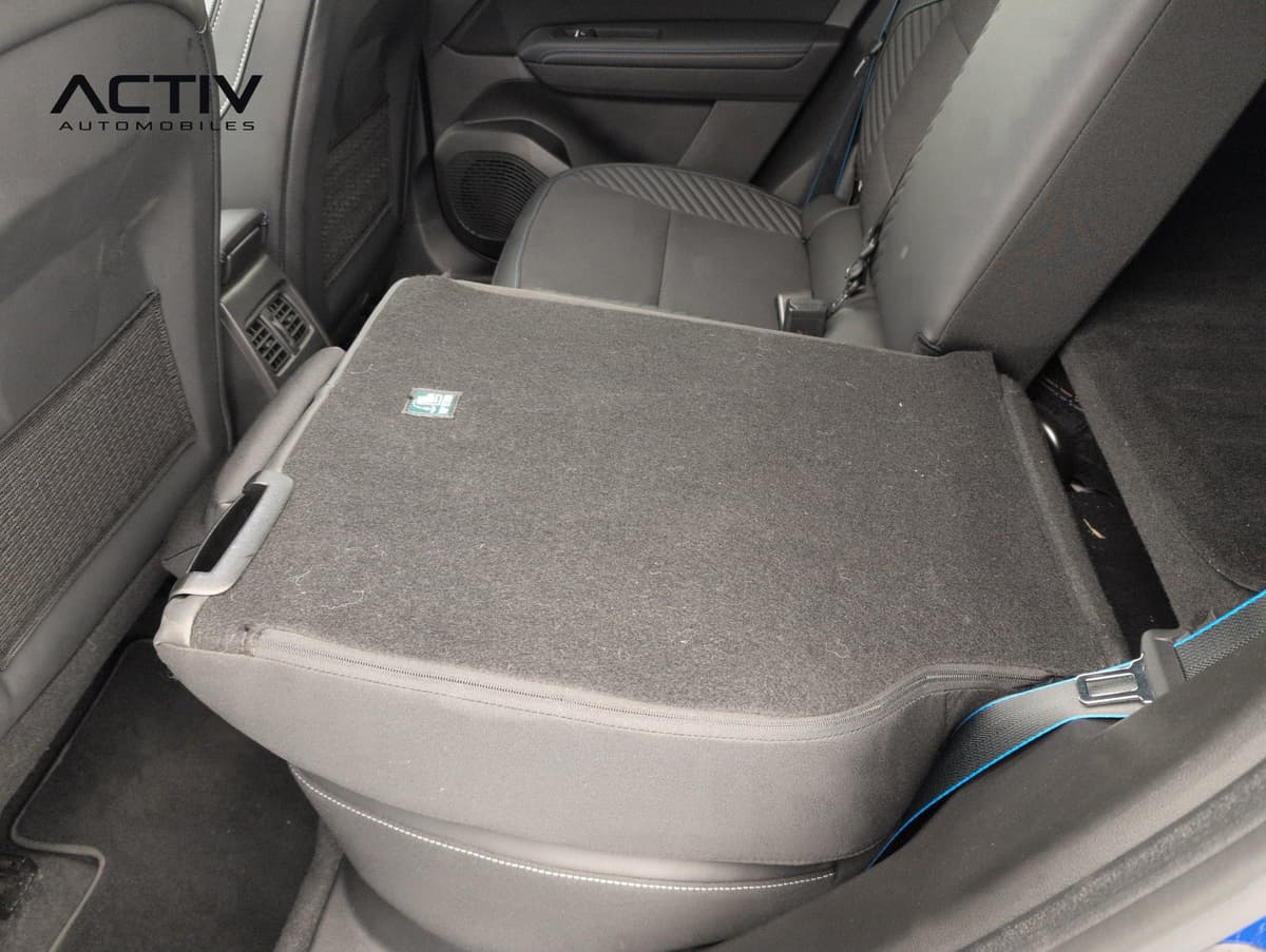Renault Symbioz : banquette arrière avec un pan rabattu à plat, dossier moquetté visible