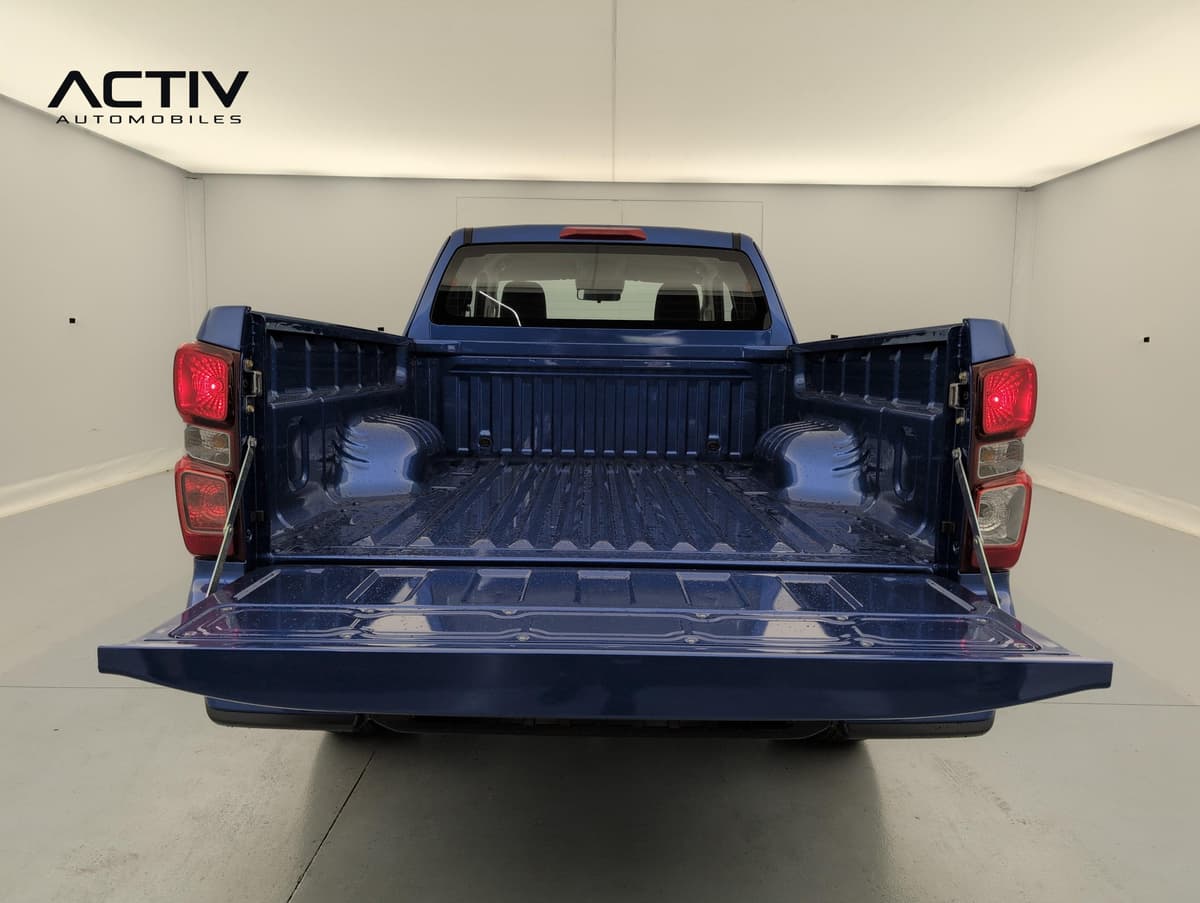 Isuzu D-MAX : plateau de benne vu de l'arrière avec hayon rabattu à plat