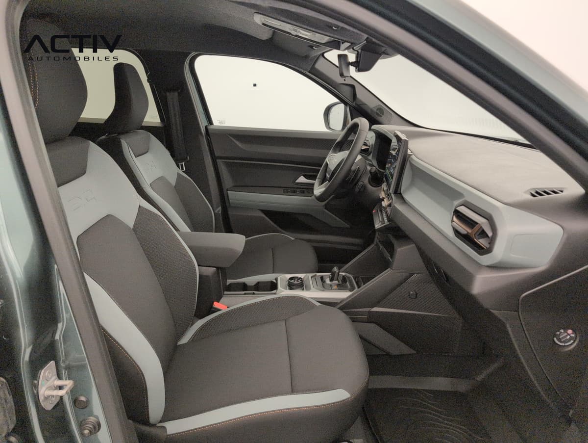 Dacia Duster : habitacle avant vu côté passager avec sièges bicolores et planche de bord