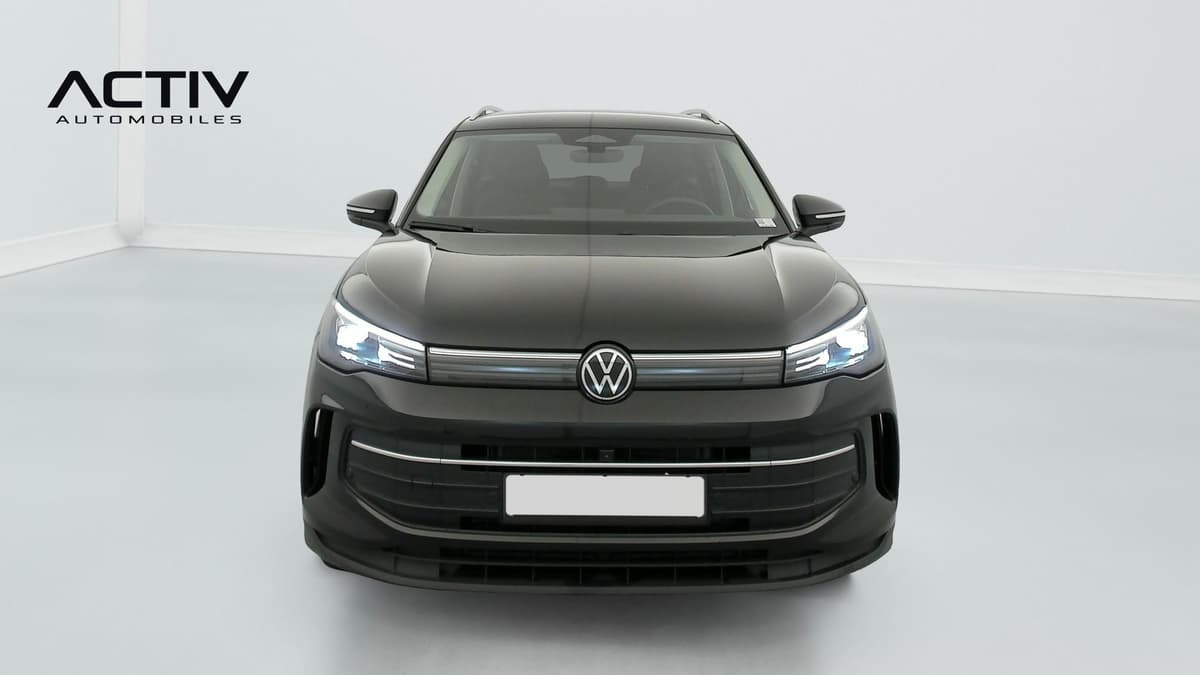 Volkswagen Tiguan : face avant sombre avec projecteurs à LED allumés et bandeau lumineux