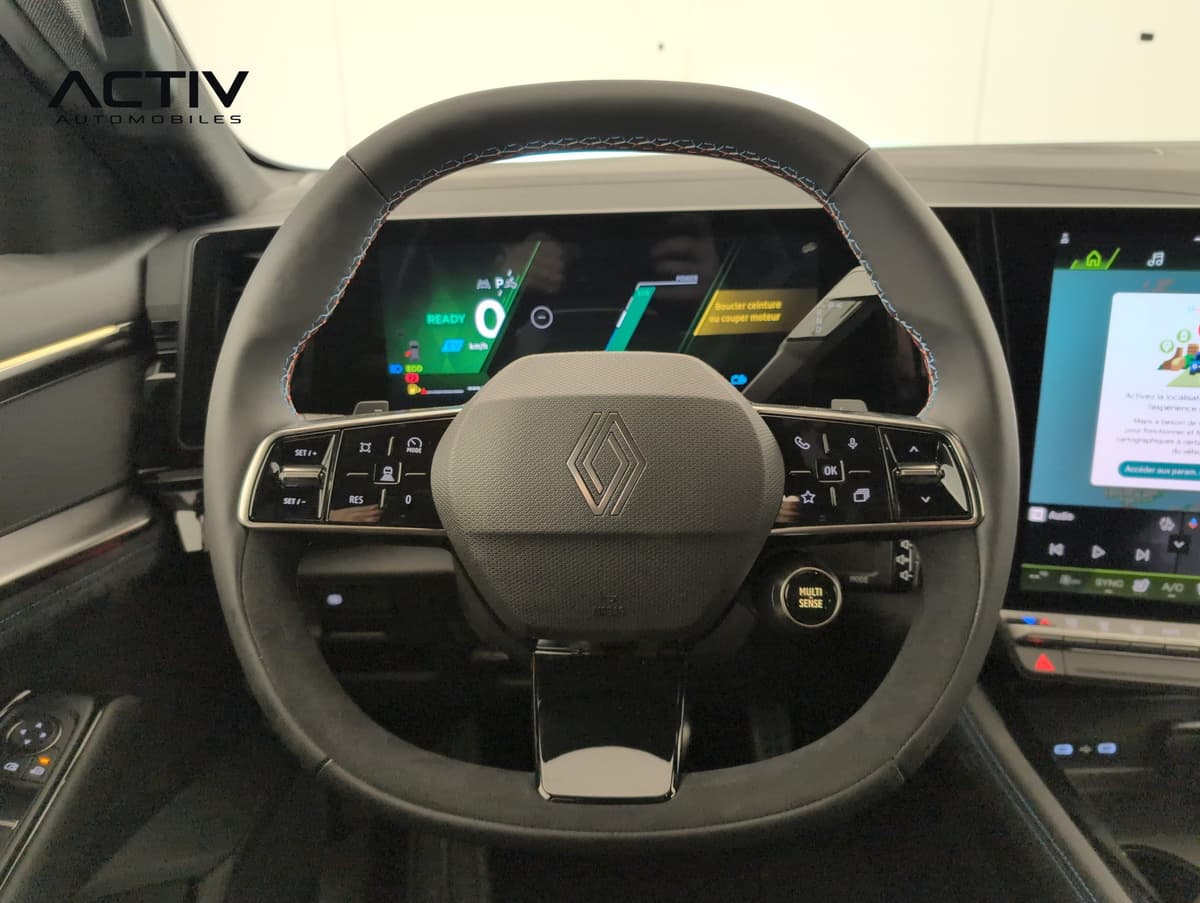 Renault Austral : volant à méplat avec commandes au pouce et combiné numérique derrière