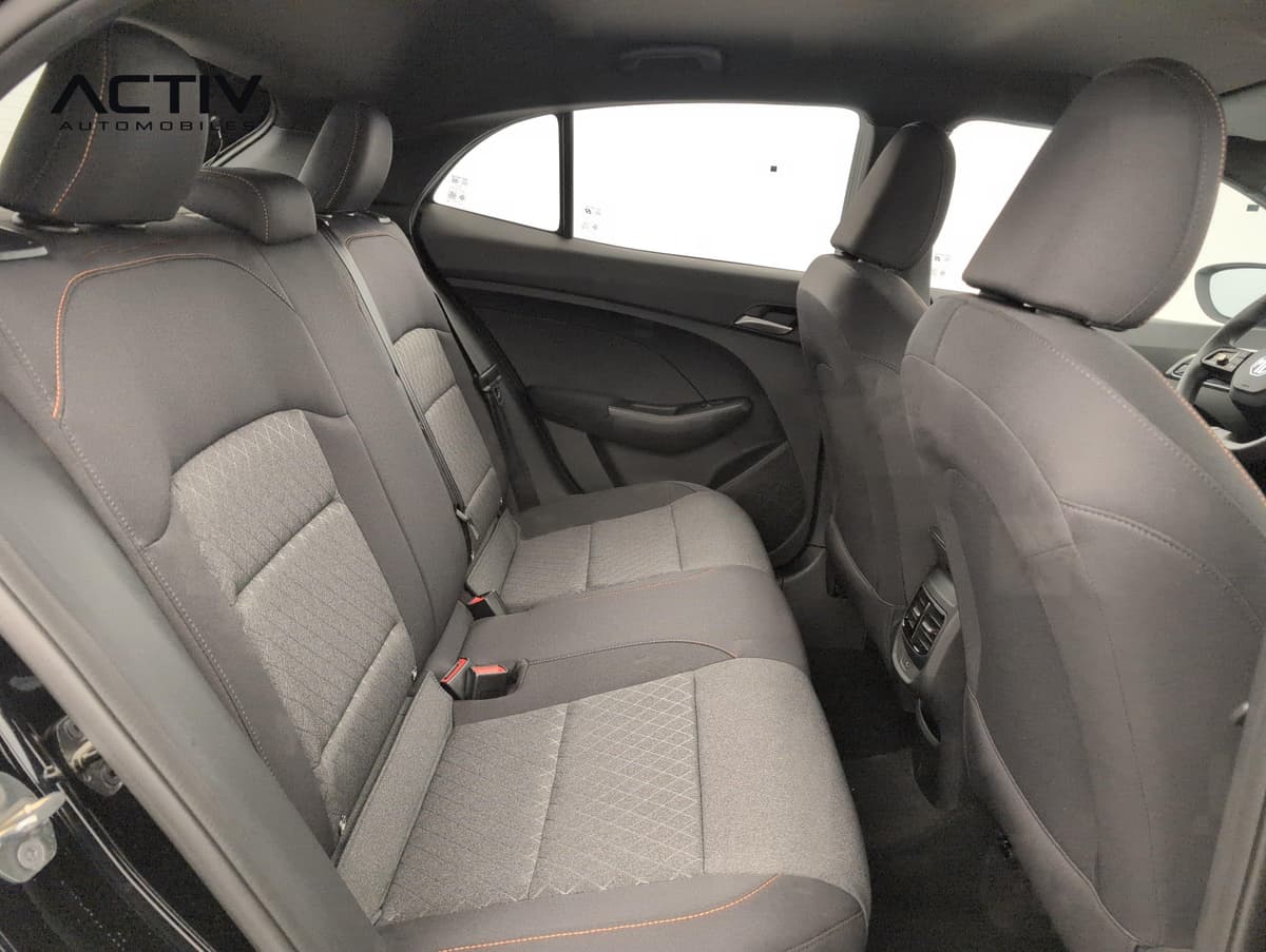 Mg MG3 : banquette arrière en tissu noir avec surpiqûres orange, vue par la portière ouverte