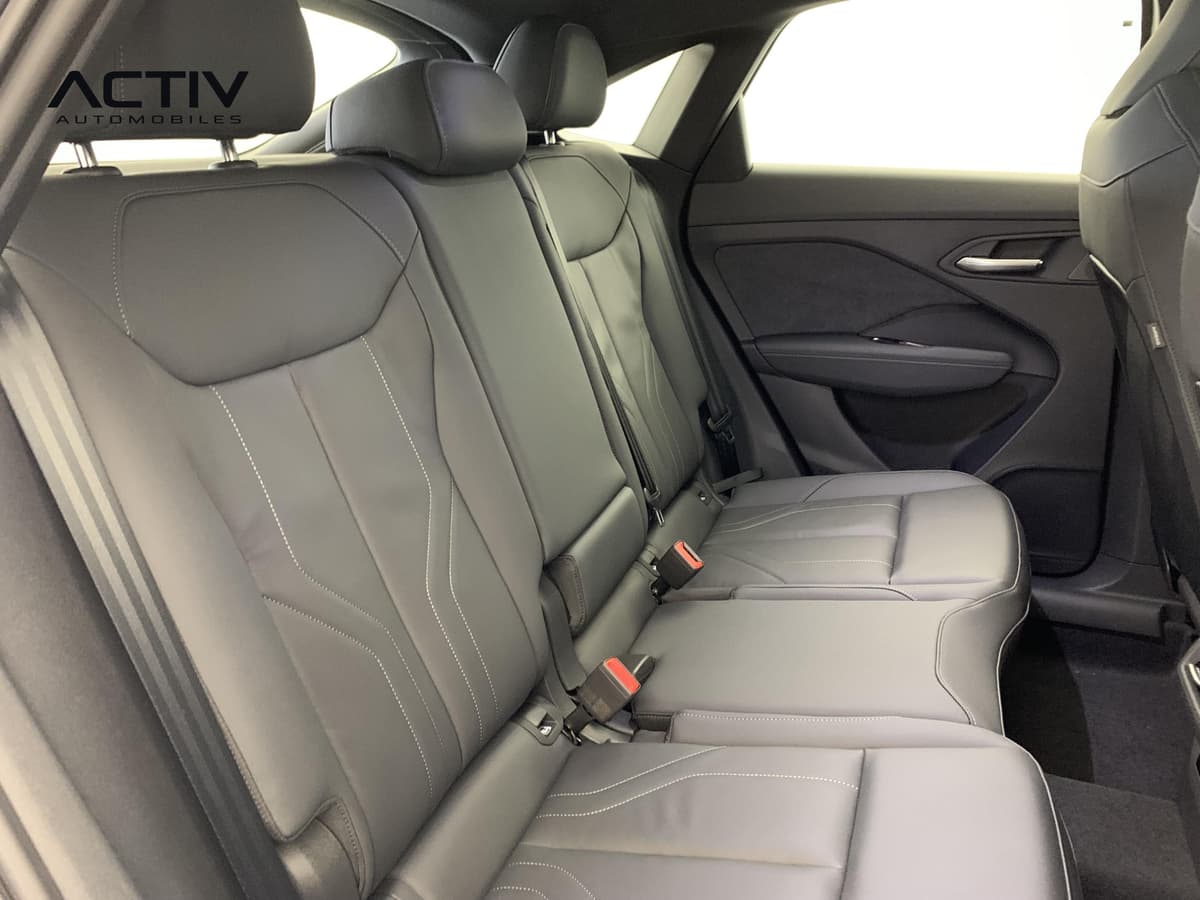 Audi Q3 Sportback Hybride : banquette arrière noire aux surpiqûres claires, vue depuis la portière avant