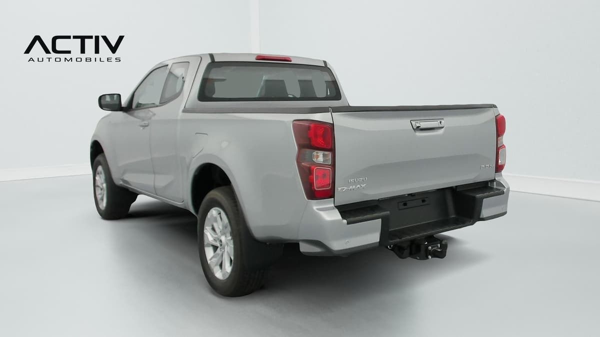 Isuzu D-MAX : pick-up gris vu de l'arrière trois quarts gauche avec hayon fermé