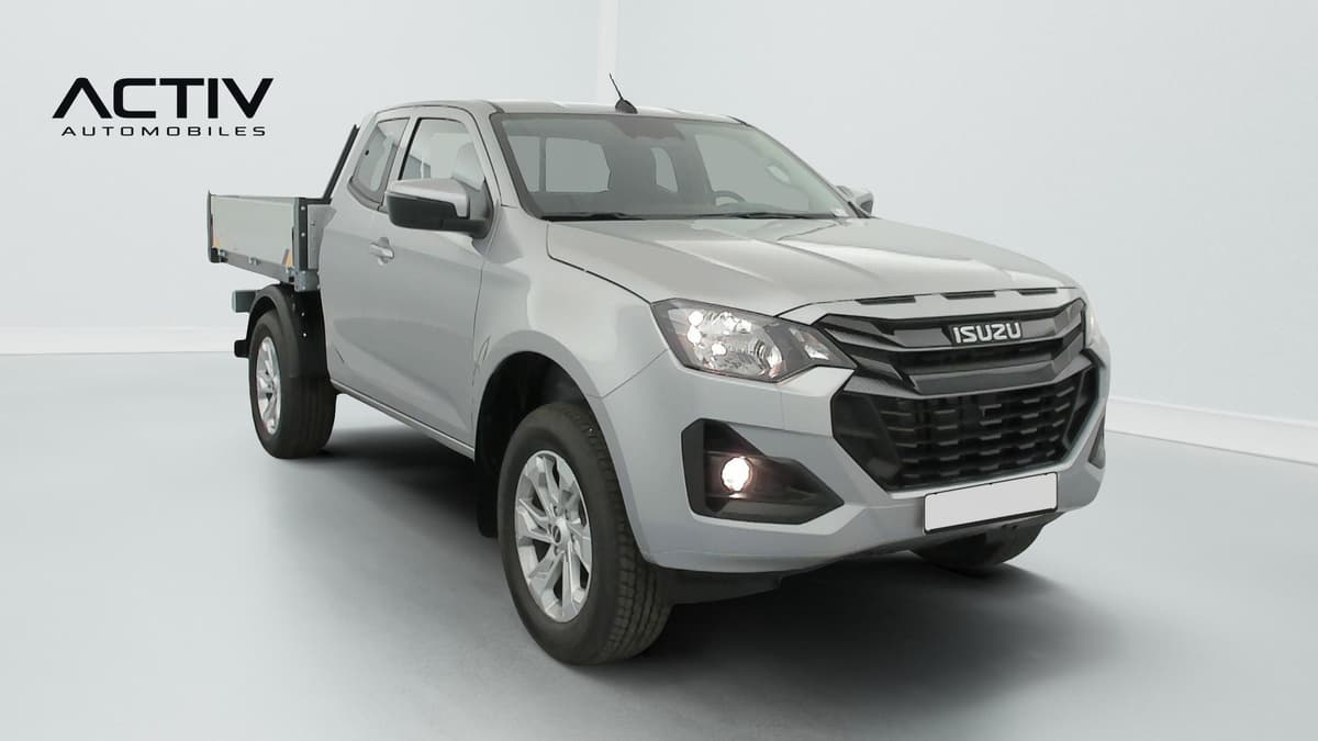 Isuzu D-MAX : avant trois quarts droit avec plateau ouvert, jantes alliage et anti-brouillard