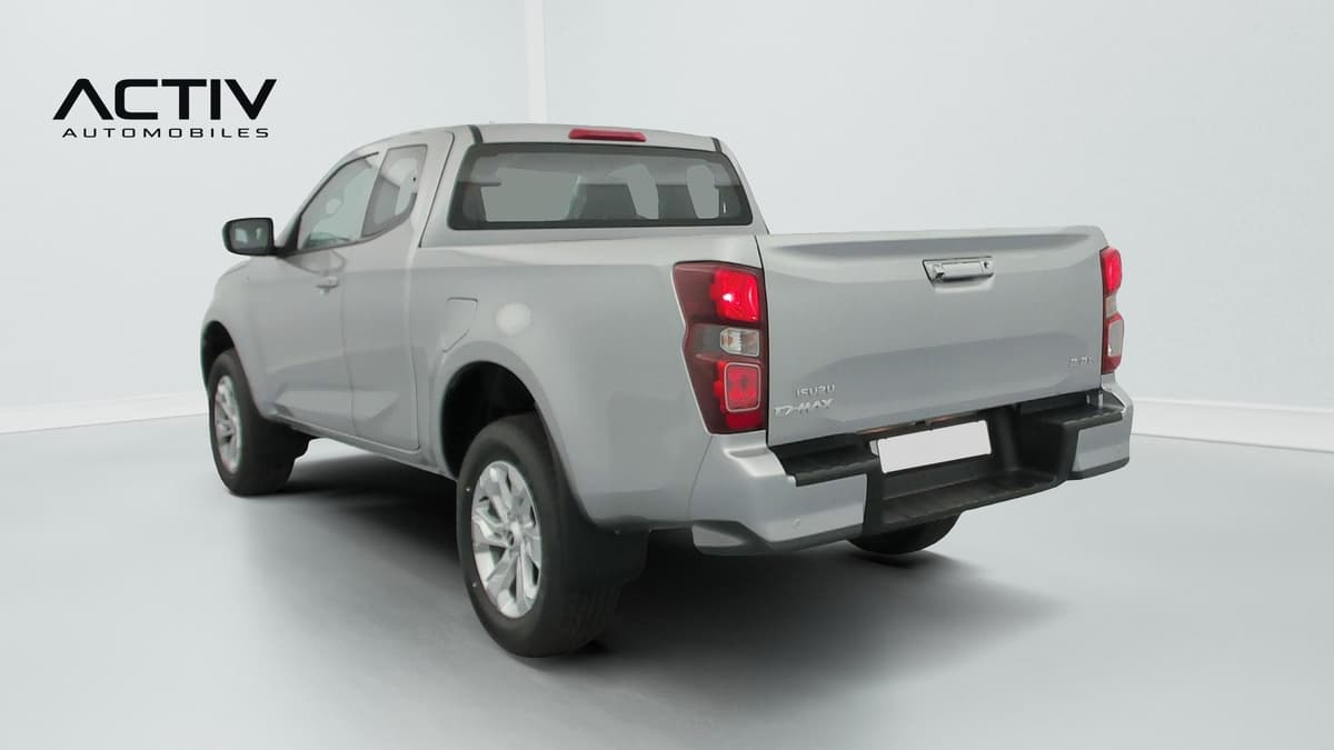 Isuzu D-MAX : pick-up vu de l'arrière trois quarts gauche, hayon fermé et jante alliage