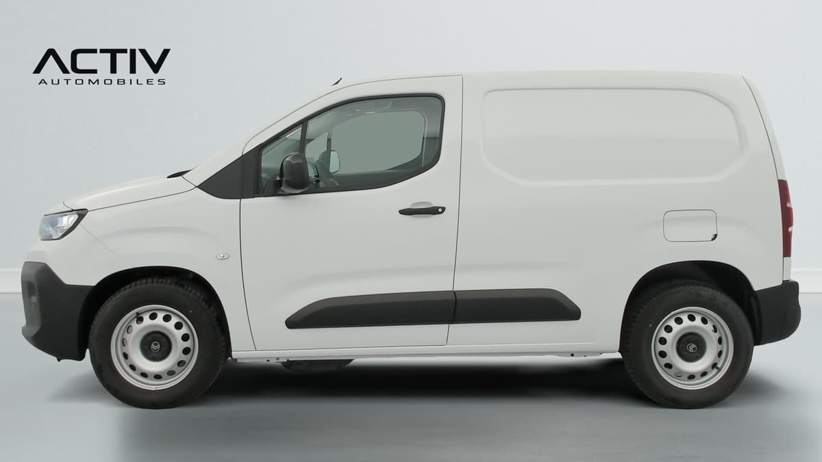 Citroën Berlingo Van : profil gauche de l'utilitaire blanc avec flanc tôlé et jantes tôle