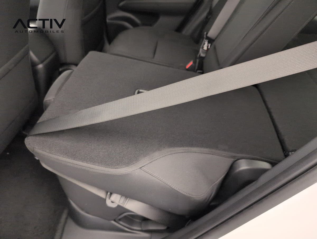 Hyundai Tucson : banquette arrière en tissu sombre avec dossier rabattu, vue par la portière